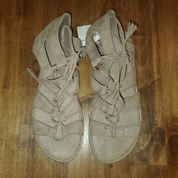 NWT Women's OLD NAVY Light Tan Brown Faux Suede Gladiator Sandals Spring Boho - Picture 3 of 9
